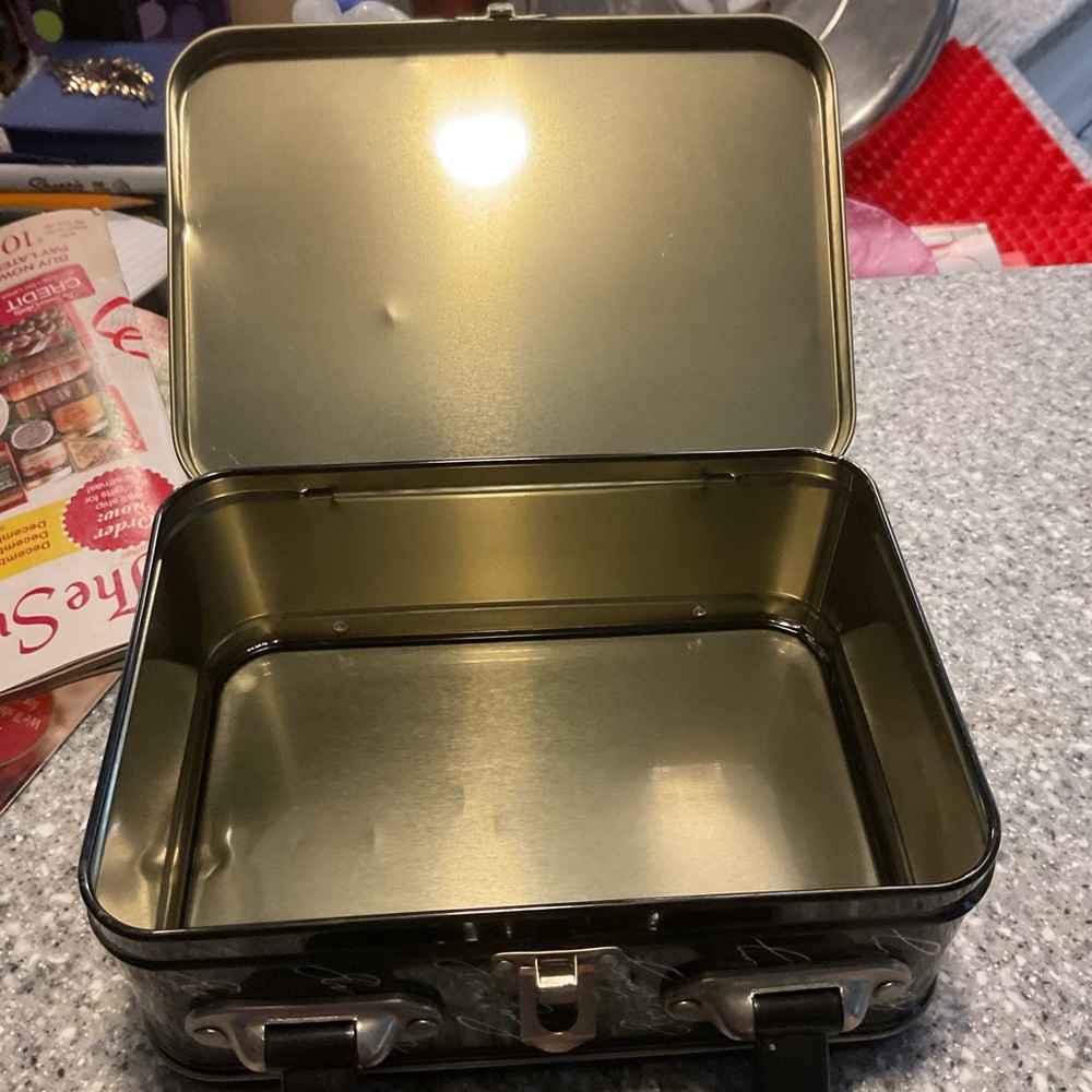 This black lunchbox or purse with pictures front and back of Elvis Presley - Picture 5 of 8
